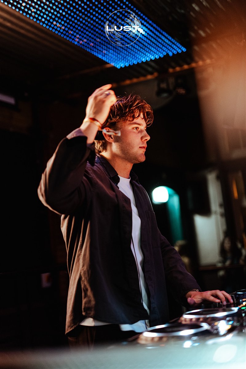 DJ